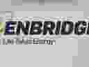 Enbridge Inc. a annoncé avoir accepté de vendre ses participations dans le pipeline Alliance et l'installation de traitement du gaz Aux Sable à Pembina Pipeline Corp. pour 3,1 milliards de dollars. Le logo d'Enbridge est affiché lors de l'assemblée annuelle de l'entreprise à Calgary le 9 mai 2018.
