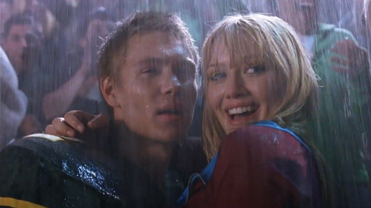 Chad Michael Murray et Hillary Duff se tiennent sous la pluie dans A Cinderella Story.