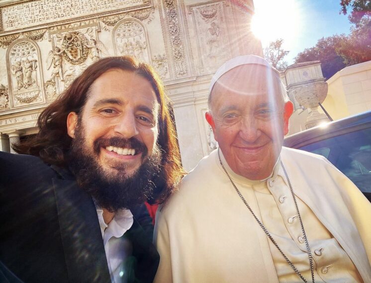 Jonathan Roumie de « Les Élus » avec le pape François