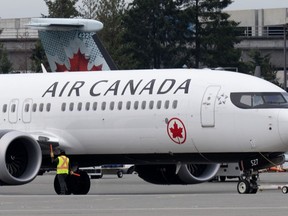 Un avion à réaction d'Air Canada est manoeuvré sur le tarmac de l'aéroport, le mercredi 15 novembre 2023 à Vancouver.