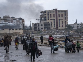 Des Palestiniens arrivent à Rafah, dans le sud de Gaza, après avoir fui une offensive terrestre et aérienne israélienne dans la ville voisine de Khan Younis, le lundi 29 janvier 2024.