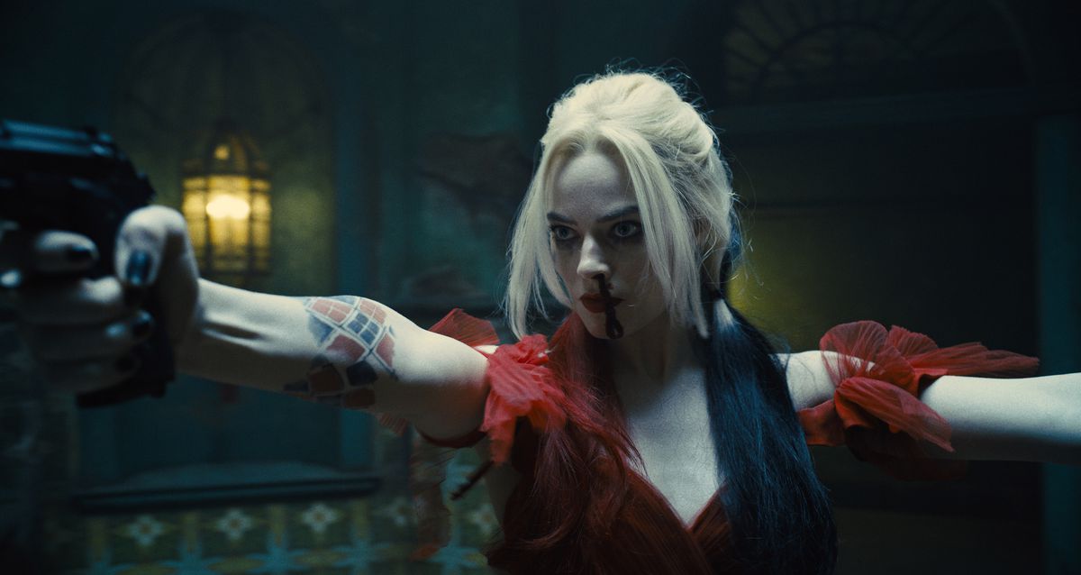 Harley Quinn tourne sur elle-même avec ses armes dans The Suicide Squad