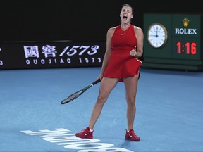 Aryna Sabalenka, de Biélorussie, réagit lors de son match contre Zheng Qinwen, de Chine, lors de la finale du simple dames aux championnats de tennis de l'Open d'Australie à Melbourne Park, Melbourne, Australie, le samedi 27 janvier 2024.