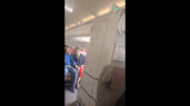 Une vidéo partagée sur les réseaux sociaux montre les cheveux des passagers fouettés par l'air soufflé dans la cabine.  Clip créé par Giphy.