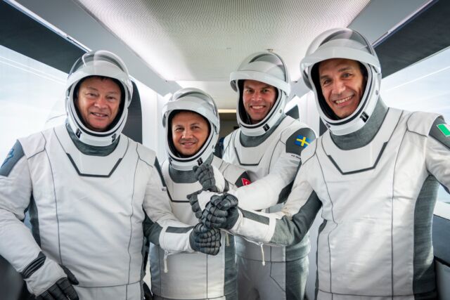 Michael López-Alegría, Alper Gezeravcı, Marcus Wandt et Walter Villadei posent à l'intérieur du bras d'accès de l'équipage de SpaceX au complexe de lancement 39A en Floride.