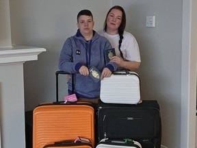 Meagan Watson, à gauche, et sa femme Mindy sont vues sur une photo non datée avec leurs bagages.