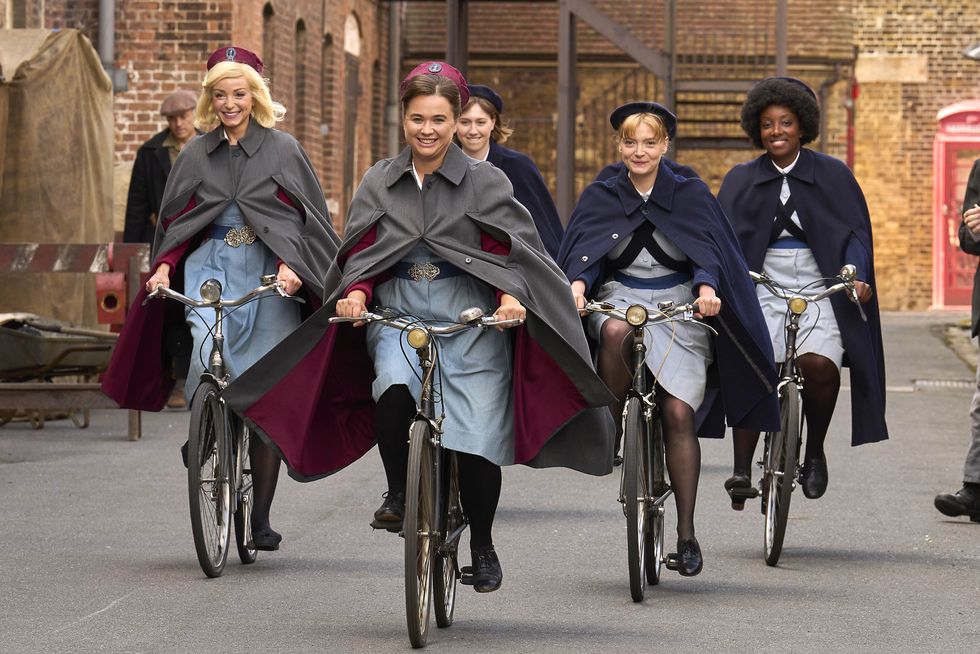 Megan Cusak, Natalie Quarry, Helen George et Renee Bailey en personnage faisant du vélo sur le tournage de Call the Midwife, saison 13