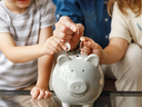 Les souvenirs d’enfance liés à l’argent peuvent jouer un rôle considérable dans la façon dont les gens dépensent et épargnent à l’âge adulte.