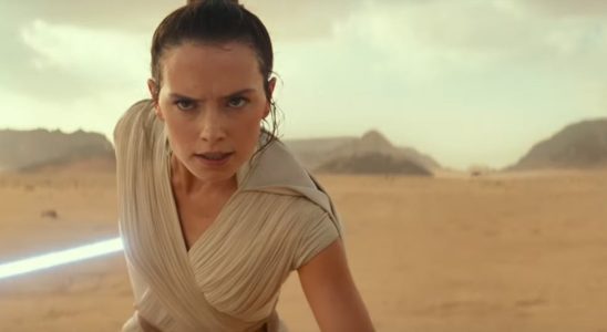 Daisy Ridley dit que les controverses sur la suite de Star Wars sont « toujours bouleversantes » et que la filiation de Rey « au-delà de mon salaire »