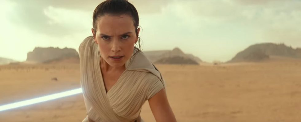 Daisy Ridley dit que les controverses sur la suite de Star Wars sont « toujours bouleversantes » et que la filiation de Rey « au-delà de mon salaire »