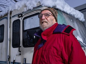 Keith Light est photographié à l'extérieur de son camping-car à Vancouver le vendredi 19 janvier 2024.