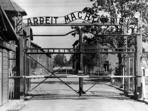 La porte principale du camp de concentration nazi d'Auschwitz en Pologne.