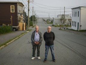 Walter (Wally) Gillespie, à gauche, et Robert (Bobby) Mailman posent dans le quartier sud où ils ont grandi à Saint John, au Nouveau-Brunswick, le mardi 18 août 2020.