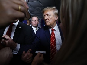 Donald Trump signe des autographes et serre la main de ses partisans au Margate Resort à Laconia, New Hampshire, le 22 janvier.