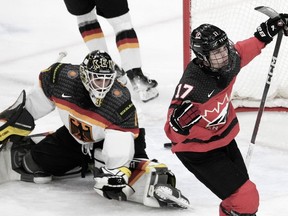 Macklin Celebrini (17) du Canada a battu le gardien allemand Matthias Bittner (1) lors de la première période de hockey au Championnat mondial de hockey junior de l'IIHF à Göteborg, en Suède, le dimanche 31 décembre 2023.