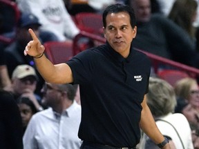 Erik Spoelstra, entraîneur du Miami Heat, fait des gestes pendant la première moitié du match de basket-ball NBA de l'équipe contre les Atlanta Hawks.