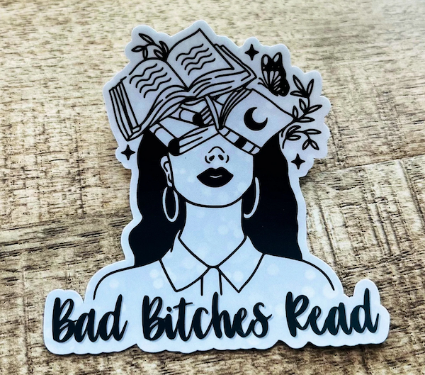 autocollant illustré d'une femme avec des livres couvrant ses yeux et sa tête et un texte disant "mauvaises salopes lisent"