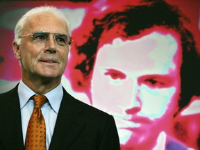 Franz Beckenbauer (à droite) pose devant son portrait en 2006.