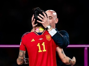 Luis Rubiales embrasse l'Espagnole Jennifer Hermoso lors de la cérémonie de remise des médailles de la Coupe du Monde Féminine de la FIFA, le 20 août.