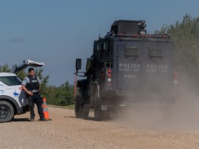 Un véhicule blindé tactique de la GRC passe devant un barrage routier de police établi dans la Nation crie de James Smith, en Saskatchewan, le mardi 6 septembre 2022.