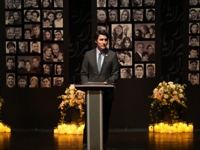 Le premier ministre Justin Trudeau prend la parole lors d'une cérémonie commémorative.