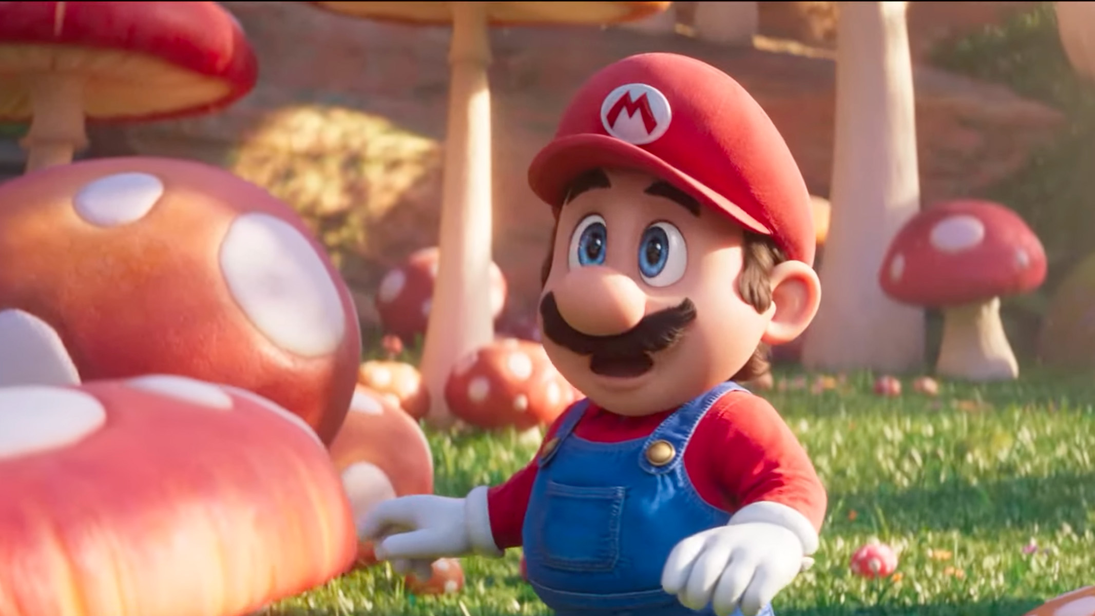 Mario (exprimé par Chris Pratt) dans le film Super Mario, entouré de champignons.
