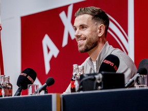 Le joueur nouvellement recruté par l'Ajax, Jordan Henderson donne une conférence de presse lors de sa présentation officielle.