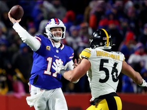 Josh Allen des Bills de Buffalo passe contre Alex Highsmith #56 des Steelers de Pittsburgh au cours du troisième quart au Highmark Stadium le 15 janvier 2024 à Orchard Park, NY