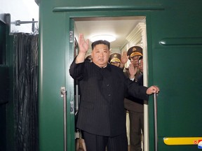 Cette photo prise le 10 septembre 2023 et publiée par l'agence de presse officielle nord-coréenne KCNA (KCNA) le 12 septembre 2023 montre le dirigeant nord-coréen Kim Jong Un saluant alors qu'il quitte Pyongyang en train pour une visite en Russie.