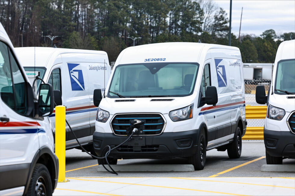 Une camionnette Ford e-Transit se recharge à la première station de recharge pour véhicules électriques de l'USPS à Atlanta, en Géorgie.