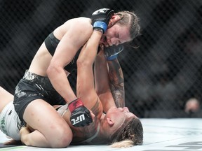 Jasmine Jasudavicius, en haut, combat Priscila Cachoeira lors de l'UFC 297 à Toronto le samedi 20 janvier 2024.