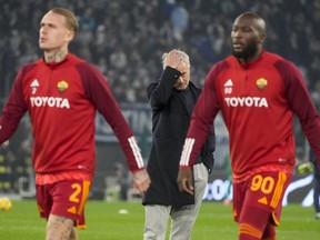 Romelu Lukaku, à droite, et Rick Karsdorp, de la Roma, marchent à côté de l'entraîneur-chef Jose Mourinho lors de l'échauffement avant le quart de finale de la Coupe d'Italie entre la Lazio et la Roma au stade olympique de Rome, le mercredi 10 janvier 2024.