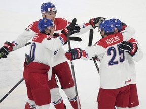 Tomas Cibulka (7), de la Tchéquie, célèbre son but contre le Canada avec ses coéquipiers lors de la première période de quart de finale de hockey au Championnat mondial de hockey junior de l'IIHF à Göteborg, en Suède, le mardi 2 janvier 2024.