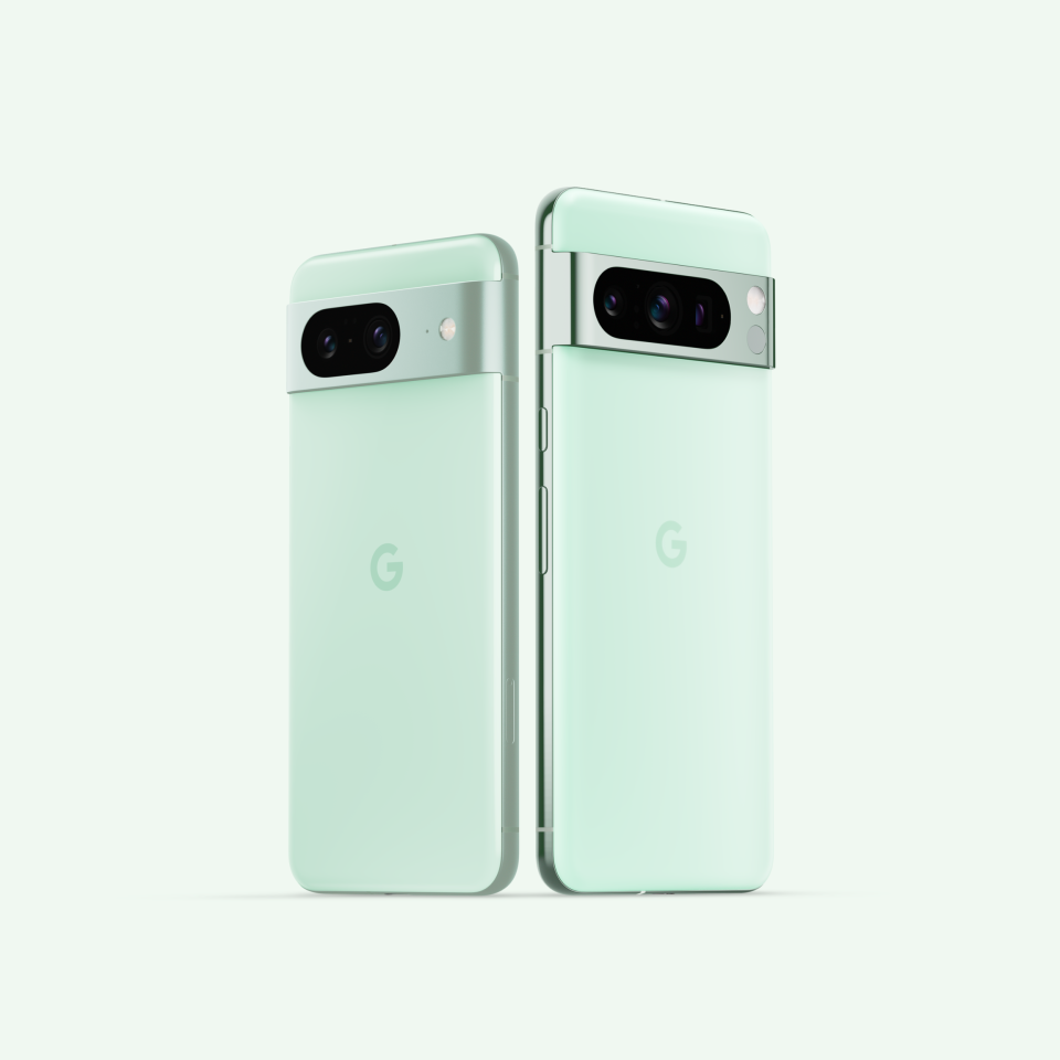 Deux téléphones Pixel 8 de couleur menthe.