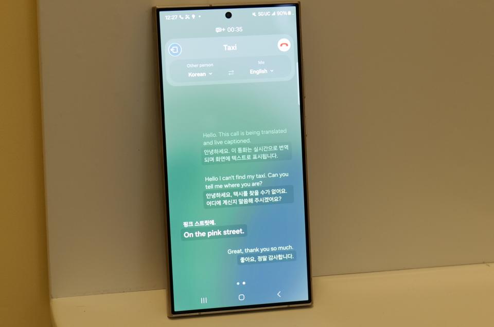 Une démo de la fonction Live Translate de Samsung sur un appareil Galaxy S24.
