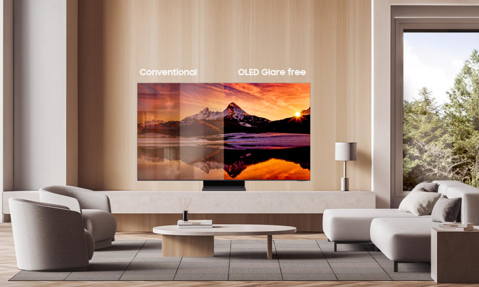 Photo de produit lifestyle d'un téléviseur Samsung OLED dans un salon moderne et élégant.  À gauche, on voit un éblouissement simulé sur un téléviseur conventionnel.  A droite, l'absence d'éblouissement sur le Samsung.