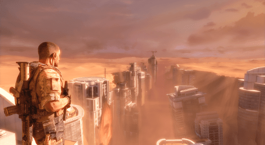 A soldier looks over a sand-blasted city in a screenshot from Spec Ops: The Line.