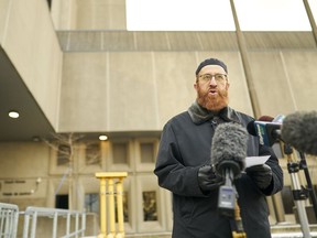 L'imam Abd Alfatah Twakkal prend la parole lors d'une conférence de presse avant le début de la première journée de l'audience de détermination de la peine de Nathaniel Veltman à London, en Ontario, le jeudi 4 janvier 2024.