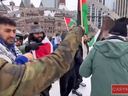 Les manifestants affrontent un patineur senior à Nathan Phillips Square dans une capture d'écran de la vidéo. 