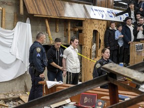 La police arrête un homme dans une synagogue de Brooklyn.