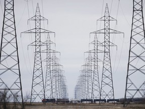 Les lignes électriques de Manitoba Hydro sont photographiées juste à l'extérieur de Winnipeg, le lundi 1er mai 2018.