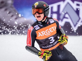Valérie Grenier du Canada réagit sur la ligne d'arrivée du slalom géant féminin de la Coupe du monde de ski alpin FIS, à Kranjska Gora, en Slovénie, le 6 janvier 2024.