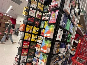 Les cartes-cadeaux sont exposées dans un magasin Target, à New York, le jeudi 21 décembre 2023.