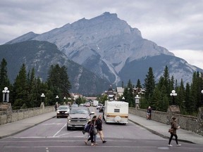 Banff, en Alberta, dans le parc national Banff, est présentée le vendredi 21 juillet 2017. La ville devrait prendre aujourd'hui une décision quant au maintien ou non de sa populaire zone piétonne du centre-ville chaque été et chaque automne.