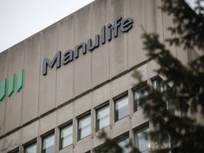 Une signalisation est visible sur le bureau de Manulife Financial Corp. à Toronto le 11 février 2020.