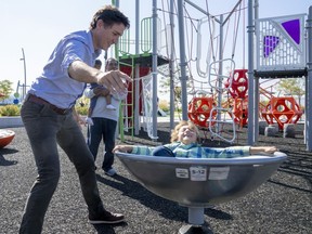 Le premier ministre Justin Trudeau joue avec son fils Hadrien lors d'une visite à Brampton, en Ontario, le vendredi 29 septembre 2023.