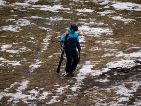 Un skieur descend une piste de ski inégale à Whistler, en Colombie-Britannique, le vendredi 29 décembre 2023. Whistler a connu un temps chaud et peu de neige cette saison, ce qui a contribué aux mauvaises conditions de sports d'hiver pendant la haute saison.