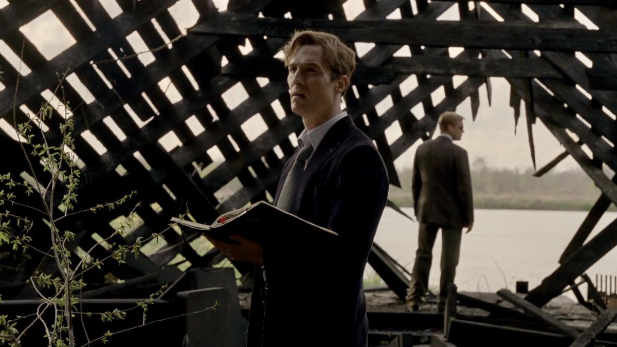 (De gauche à droite) Matthew McConaughey et Woody Harrelson debout dans les décombres d'une église délabrée et incendiée dans la première saison de True Detective.
