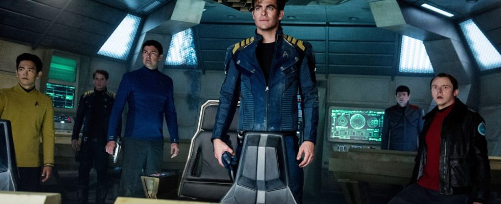 STAR TREK BEYOND, from left: John Cho, as Sulu, Anton Yelchin, as Chekov, Karl Urban, as Doctor 'Bones' McCoy, Chris Pine as Captain James T. Kirk, Zachary Quinto, as Spock, Simon Pegg, as Scotty, 2016. ph: Kimberley French / © Paramount Pictures / Courtesy Everett Collection