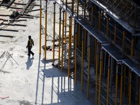 Un ouvrier du bâtiment est montré sur un chantier à Ajax, en Ontario, le jeudi 30 novembre 2023.